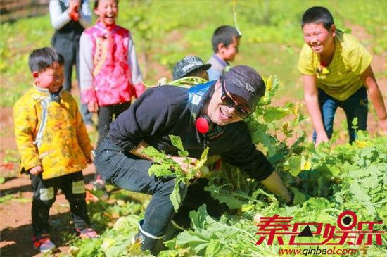 汪峰不戴眼镜登顶热搜第一 回应却晒出这一张内涵图