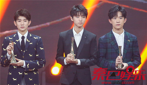 张一山给杨紫提裙子微博之夜2017完整版 TFBOYS合体模仿山式比心