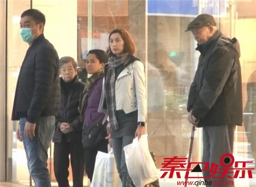 刘青云儿子力爆棚老婆郭蔼明个人资料 刘青云全程带爸妈看病