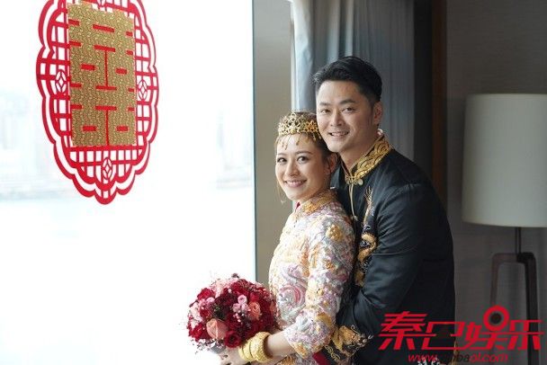 香港女艺人江若琳与萧润邦举行婚礼。
