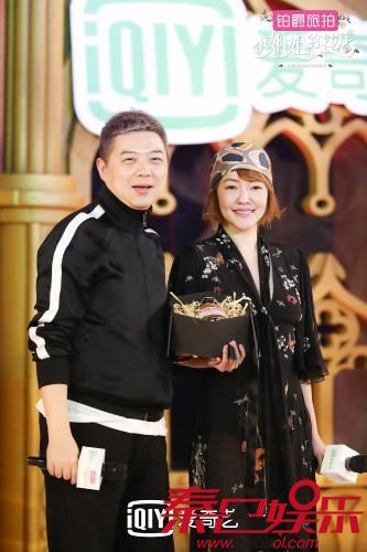 小S(右)