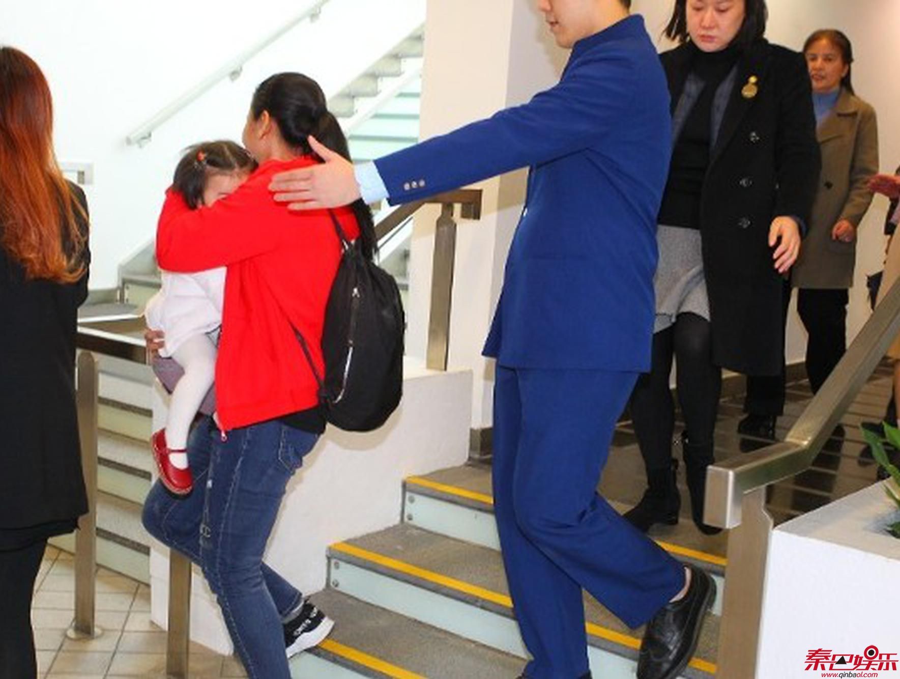 郭富城女儿由工作人员带着分开入场。