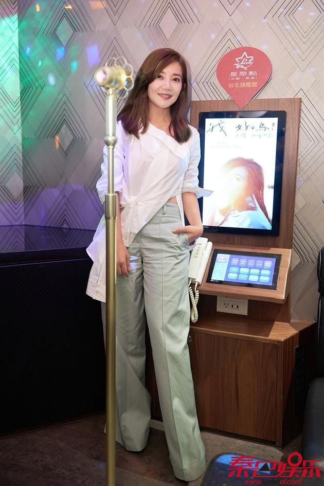 梁静茹现身KTV